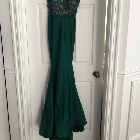 Dark green gown with flower appliqué - Picture 5 of 8